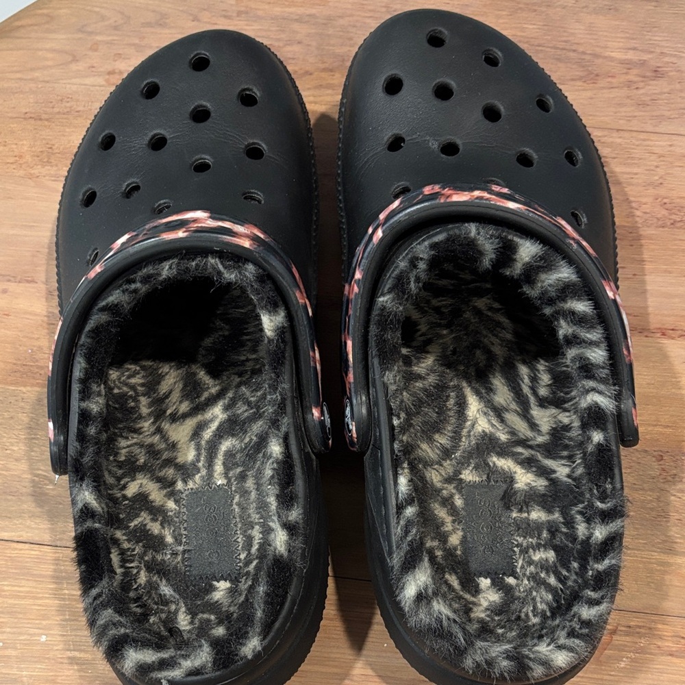 CROCS Black Women’s Slippers with Leopard Accent - Picture 3 of 6